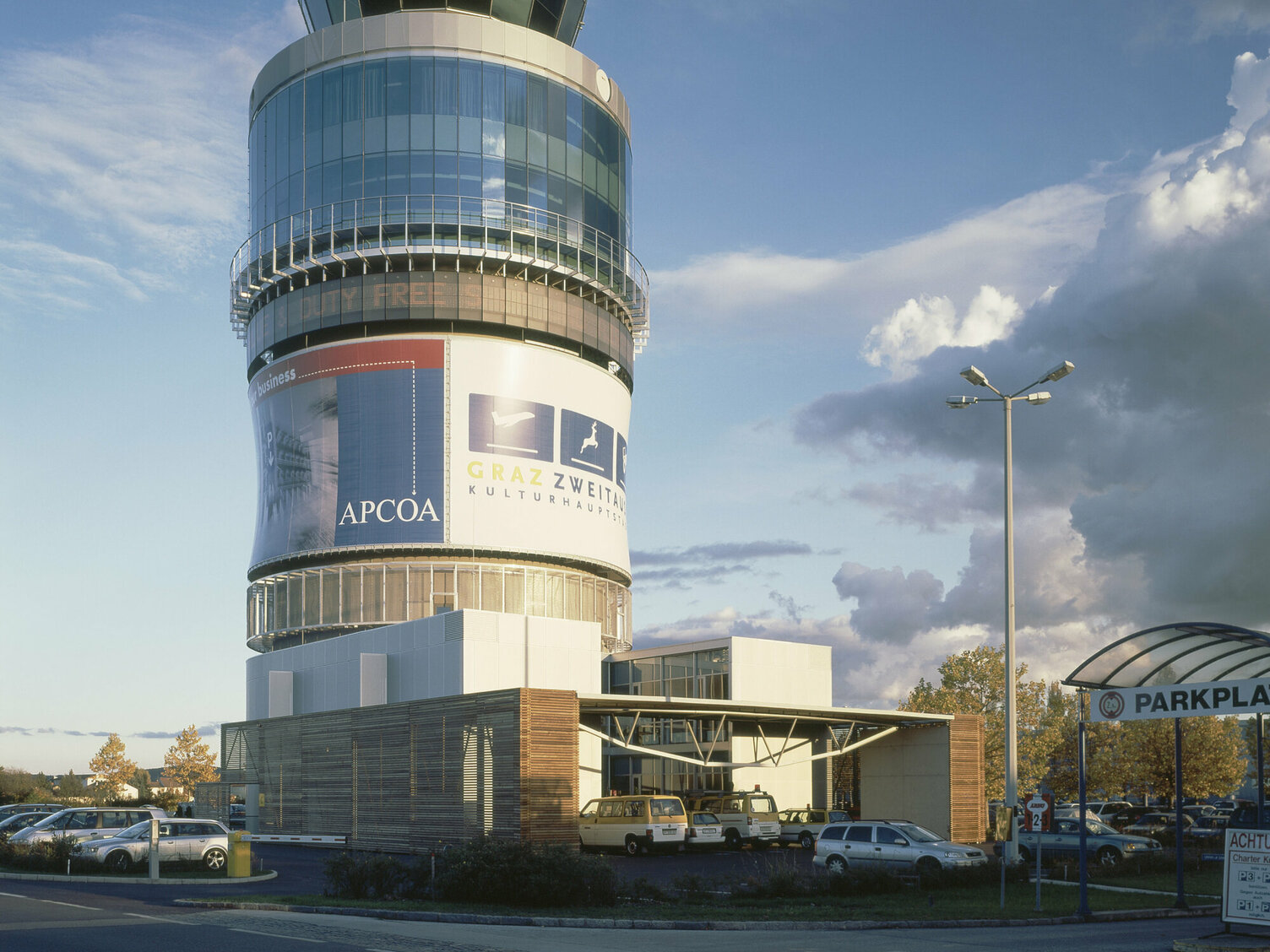 Markus Pernthaler Architekten - Flughafen Tower Graz - Foto © Ott