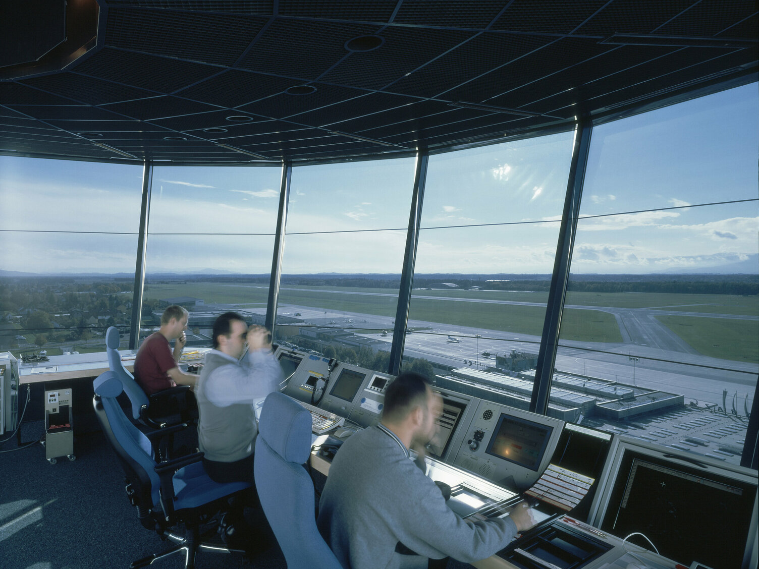 Markus Pernthaler Architekten - Flughafen Tower Graz - Foto © Ott