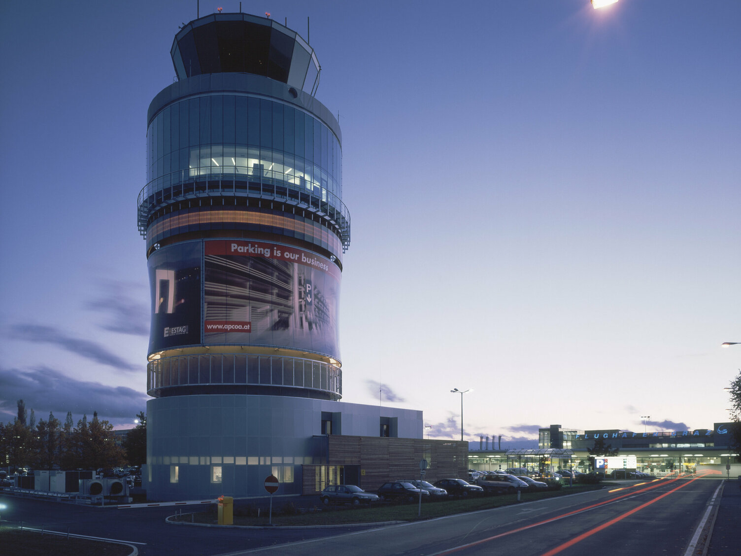 Markus Pernthaler Architekten - Flughafen Tower Graz - Foto © Ott