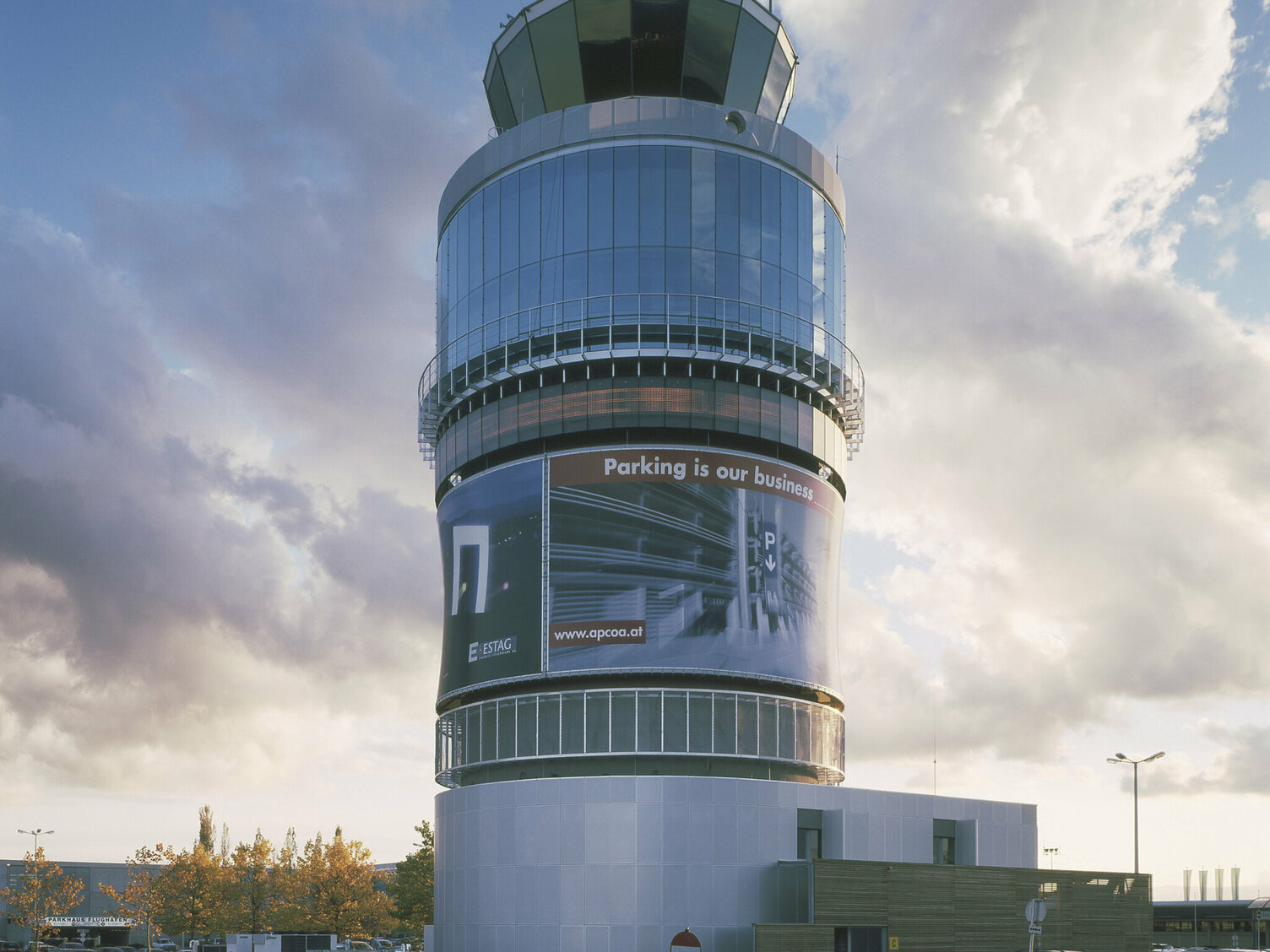 Markus Pernthaler Architekten - Flughafen Tower Graz - Foto © Ott